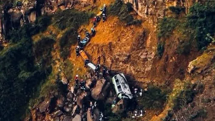 On the Cape Verde Islands, a bus carrying schoolchildren fell into a ravine – Bild