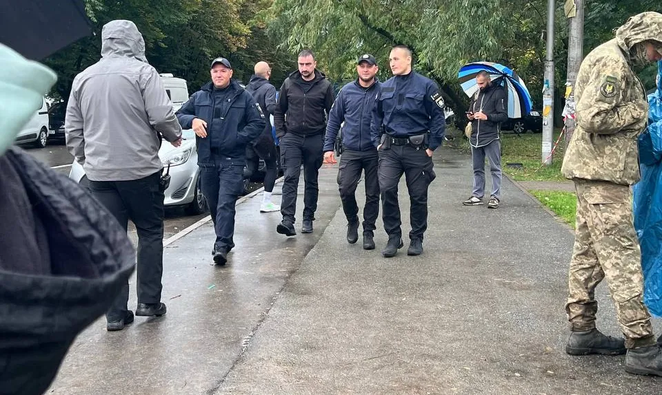 Відео: на Теремках поліція виштовхала активістів на територію ЖК Республіка