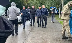 На Теремках поліція прокладає шлях для теплотраси зі знесенням 100-річних дубів