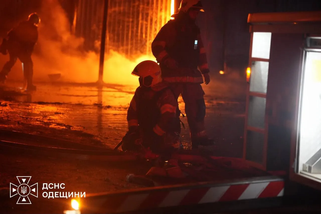 Через обстріл рф на Одещині спалахнула пожежа на складах