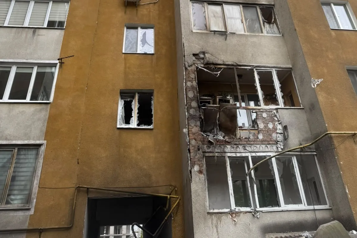 Фото: у Хмельницькому Шахед влучив у багатоповерхівку