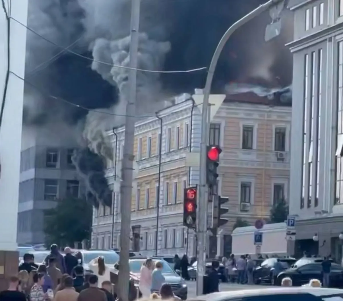 Видео: Российский дрон попал в здание Национальной академии наук в Киеве