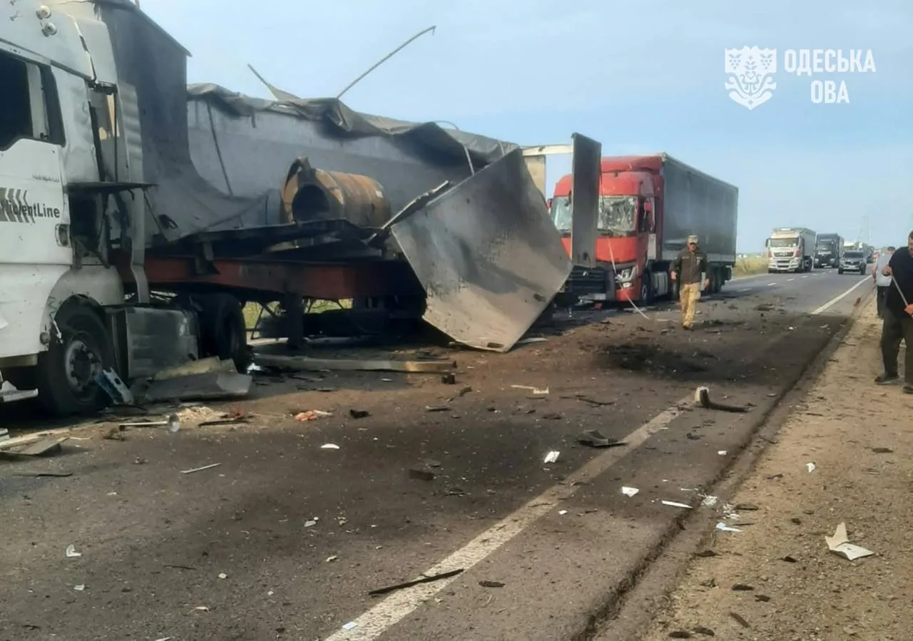 Фото: Росія атакувала автодорогу на Одещині, є постраждалі