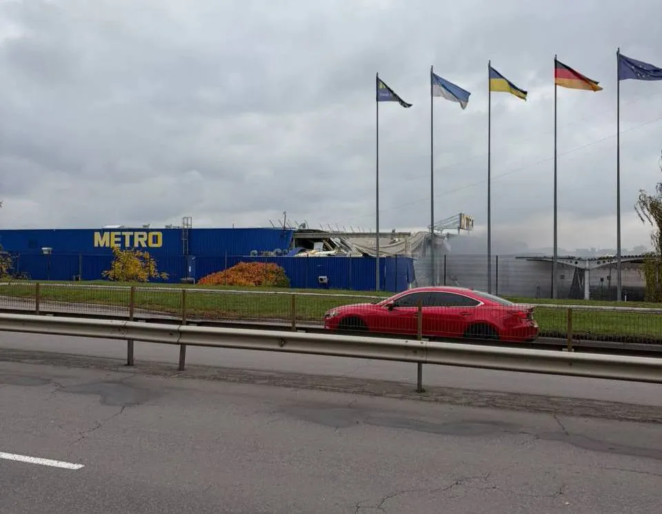 Російський дрон вдарив по ТЦ Metro на Рівненщині