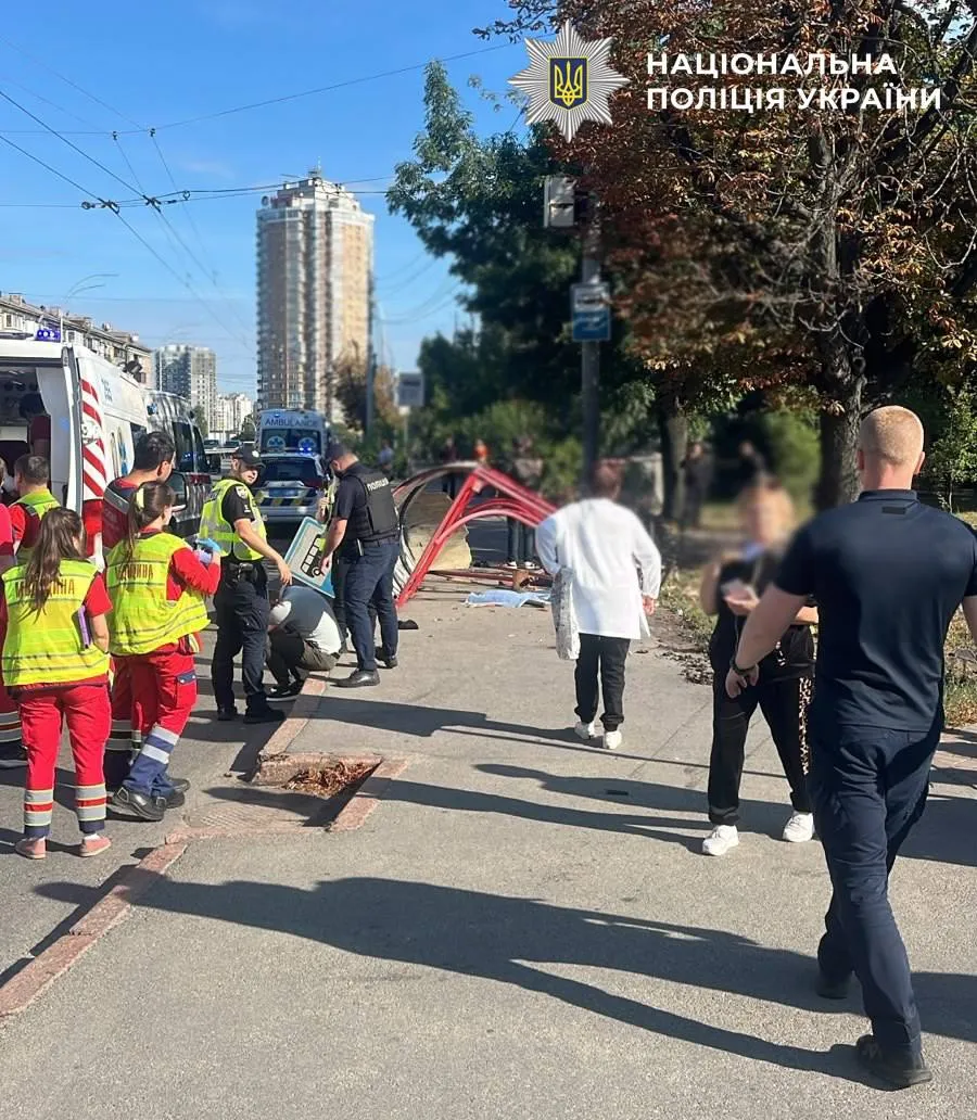 В Киеве автомобиль Volkswagen врезался в остановку с людьми, есть погибшие и пострадавшие