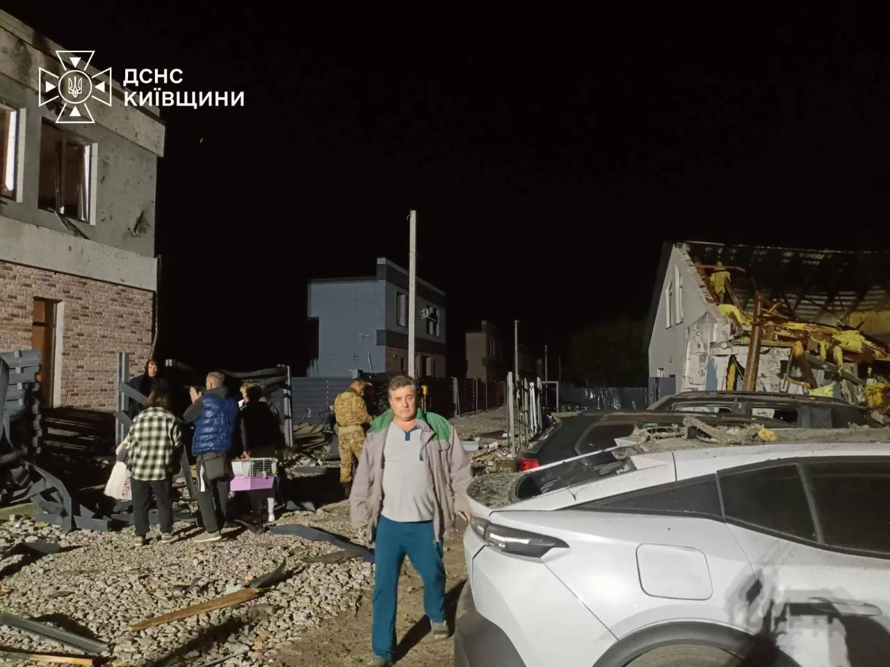 Видео: Удар дрона в Киевской области вызвал пожар в жилых домах, спасены два человека