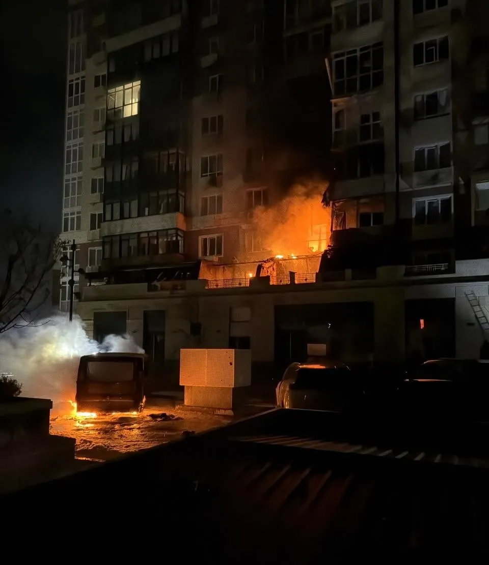 В результате российского обстрела Умани в многоэтажном доме возник пожар, есть пострадавшие