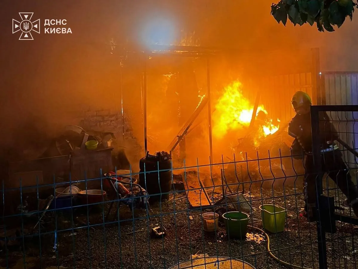 Россия обстреляла частный жилой район Киева, возник пожар