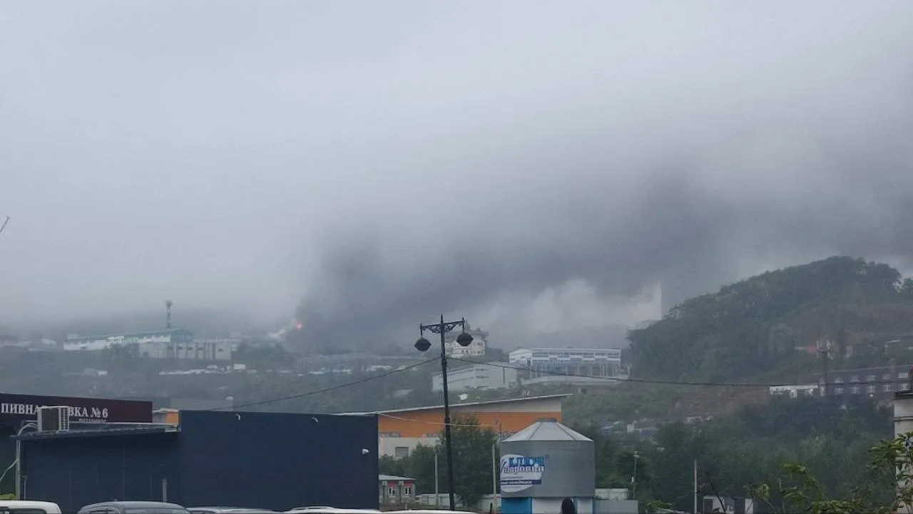 Видео: во Владивостоке вспыхнул крупный пожар на складе
