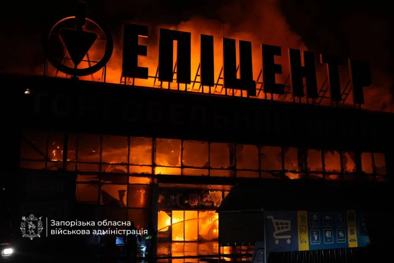 Photo: Russia attacked Zaporizhzhia and destroyed Epicenter