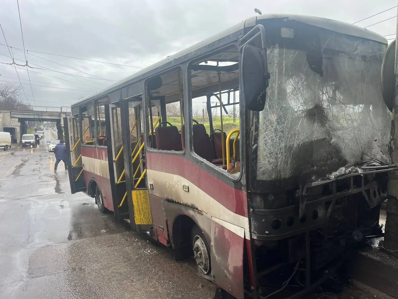 Російські окупанти обстріляли маршрутку в Херсоні, є загиблий та поранені