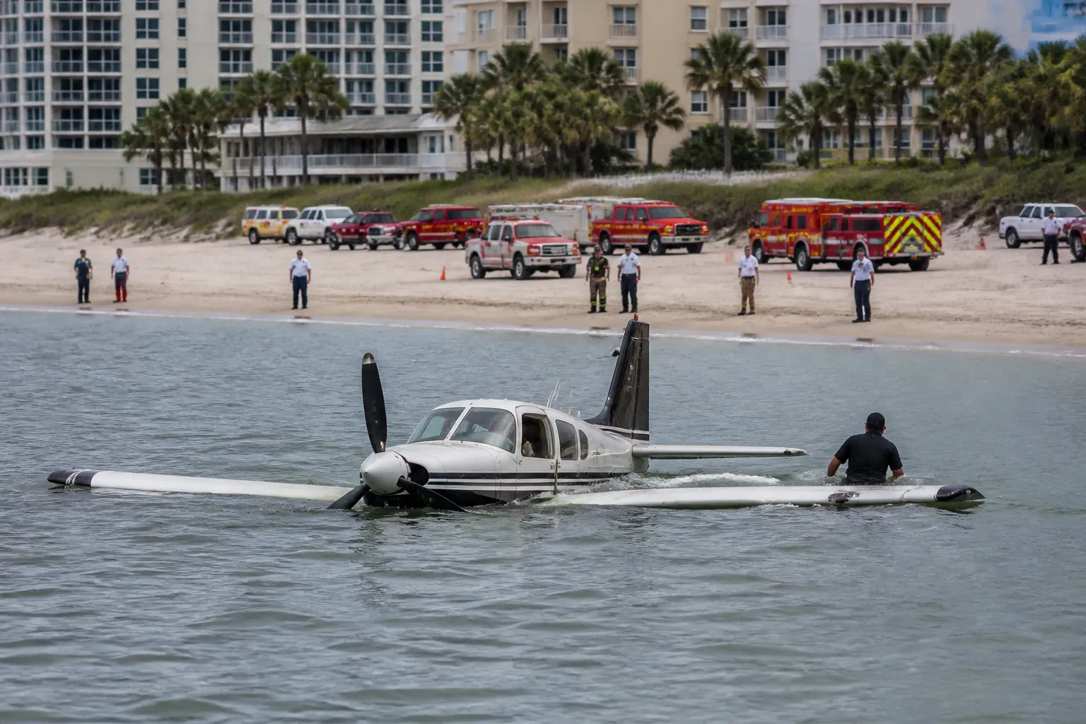 Female pilot lands light aircraft in ocean near Florida beach — NDTV World