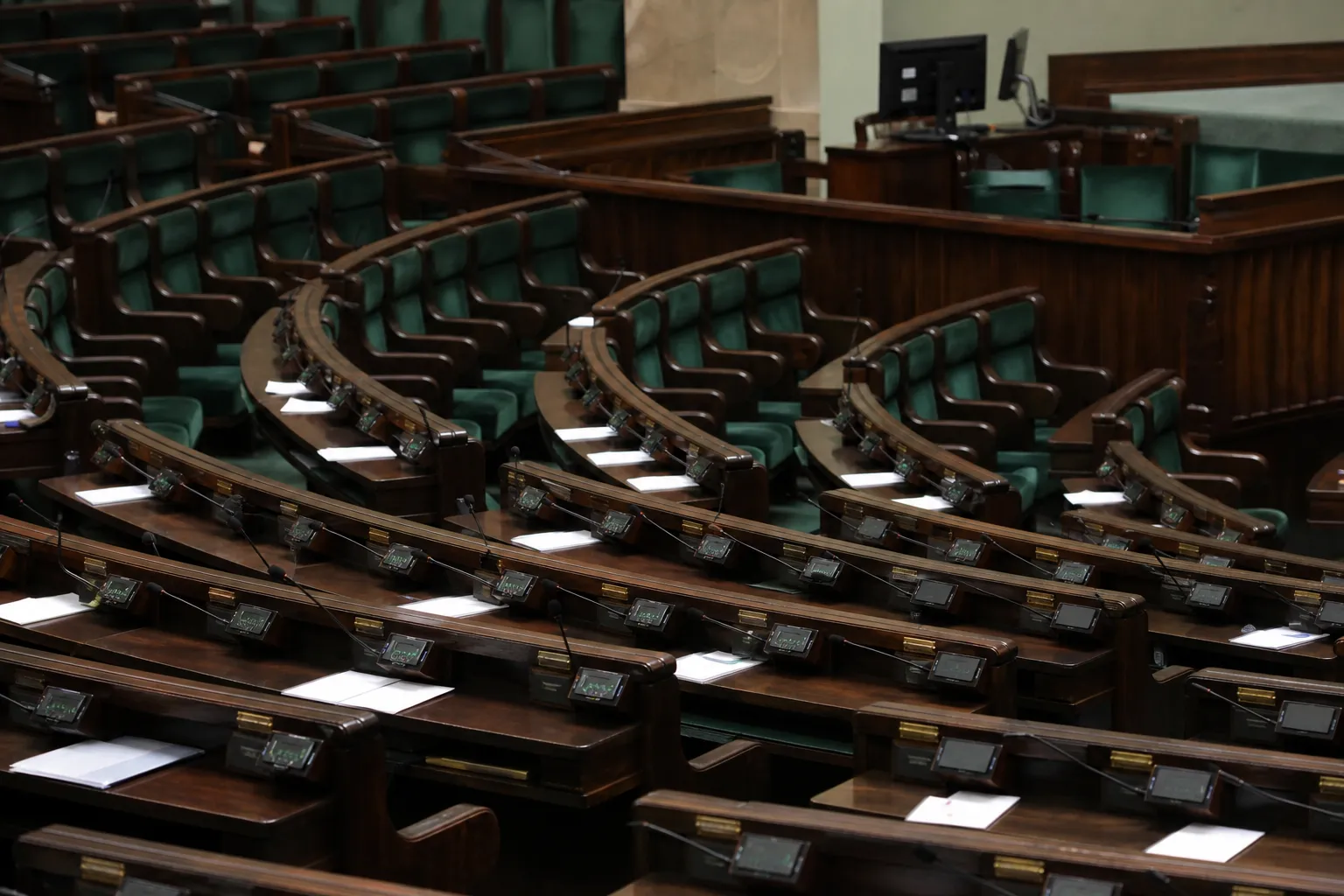 PiS postanowiła wykluczyć 40 posłów z frakcji Morawieckiego