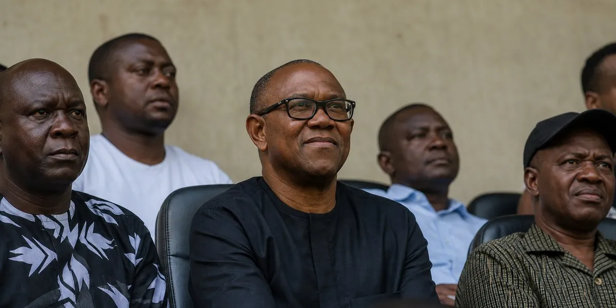 前州长彼得·奥比在拉各斯观看尼日利亚联赛比赛——Premium Times Nigeria