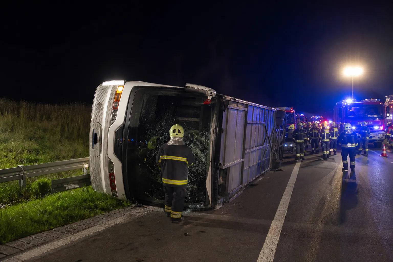 A Polish bus overturned in Hungary: the prime minister reported 12 fatalities