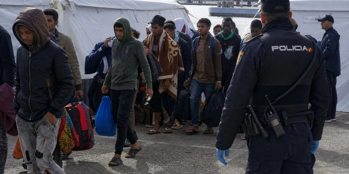 Police move migrants from Ceuta beaches to port — Asharq Al-Awsat