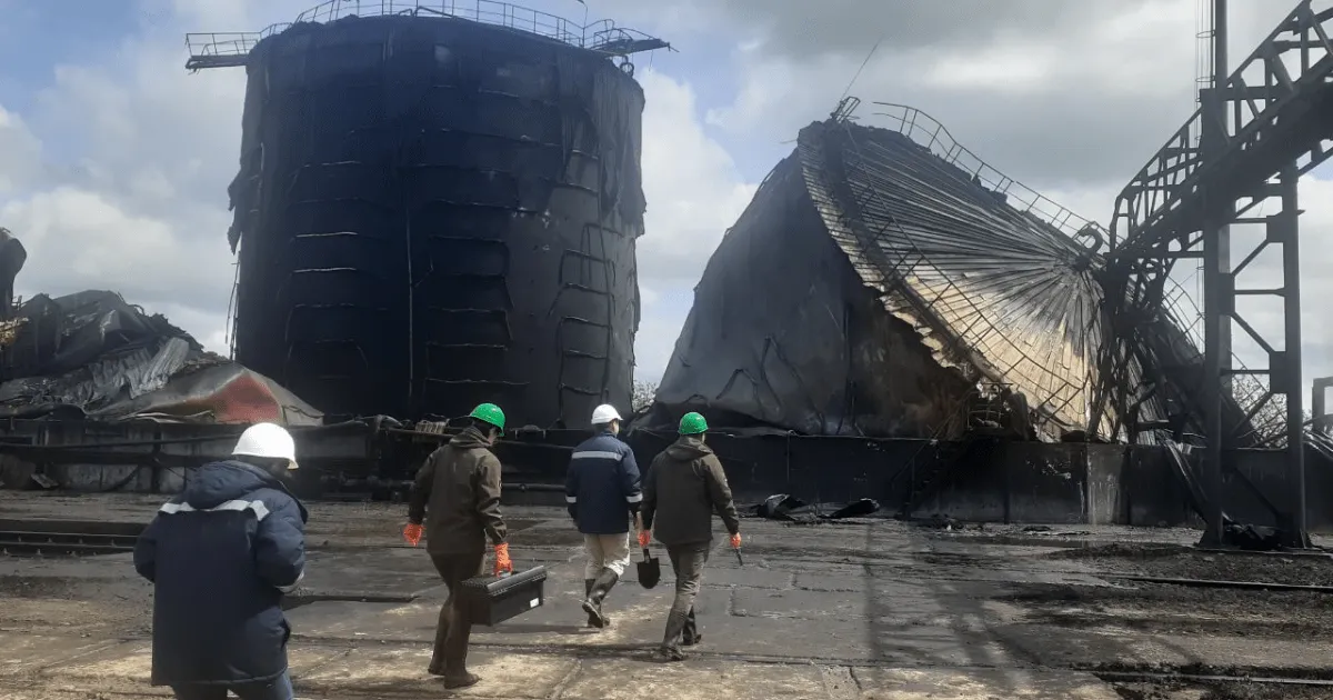 У порту Південний текли річки олії після російського удару – відео