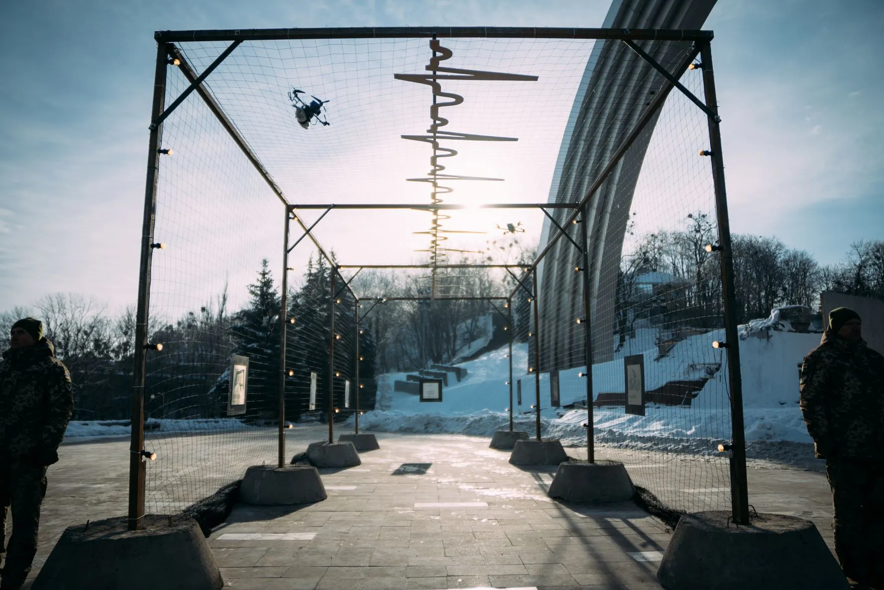 Фото: у центрі Києва встановили артінсталяцію з антидронової сітки