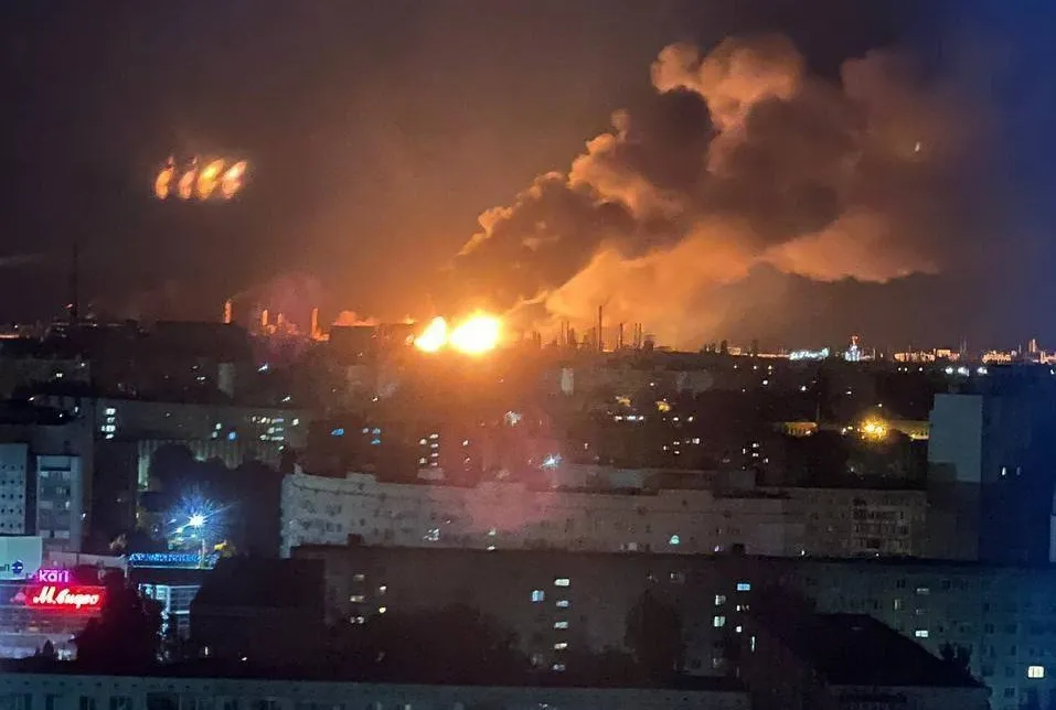 В рф новорічної ночі  дрони атакували нафтобазу та НПЗ, сталися пожежі