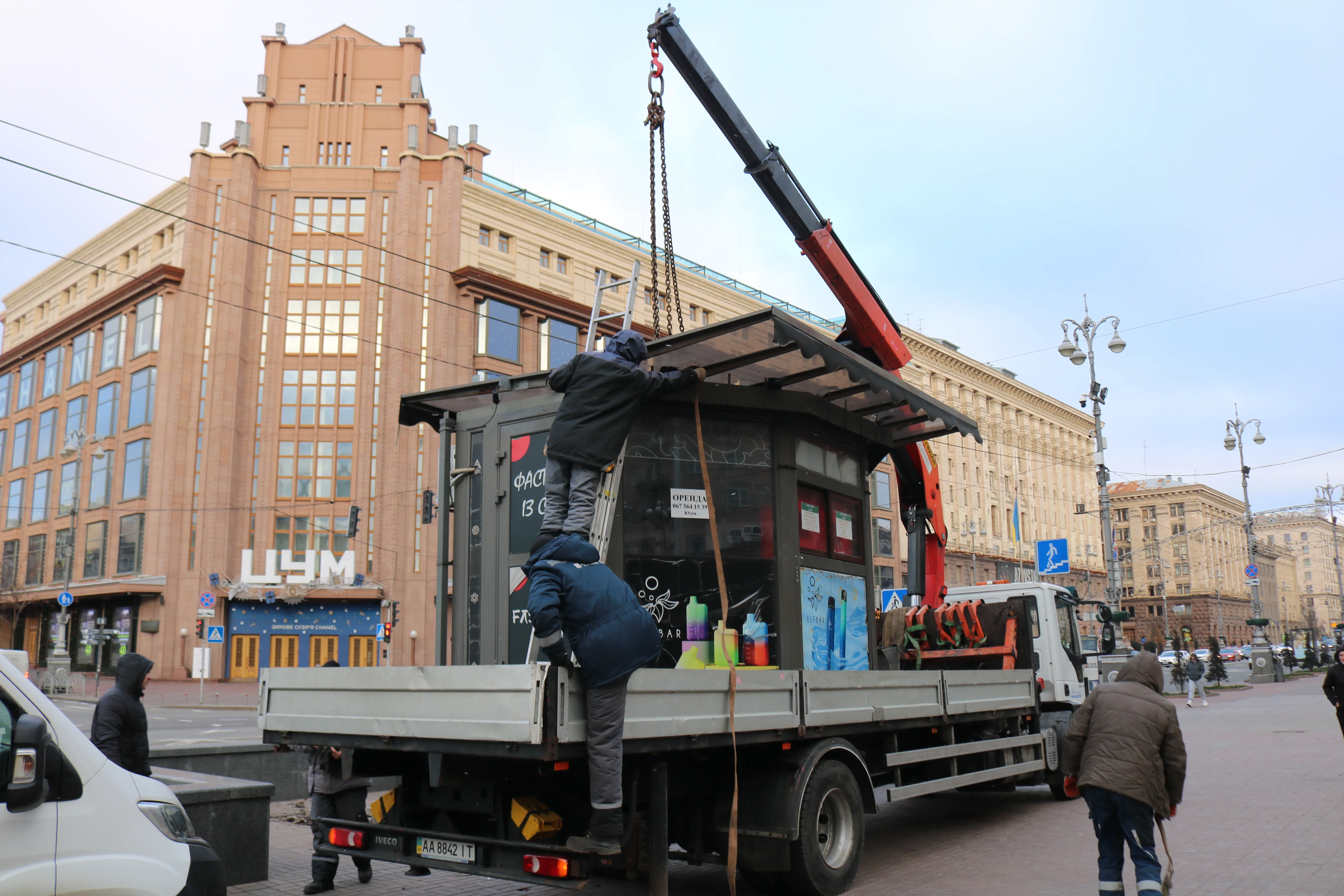 На Хрещатику демонтували МАФ, що працював 15 років