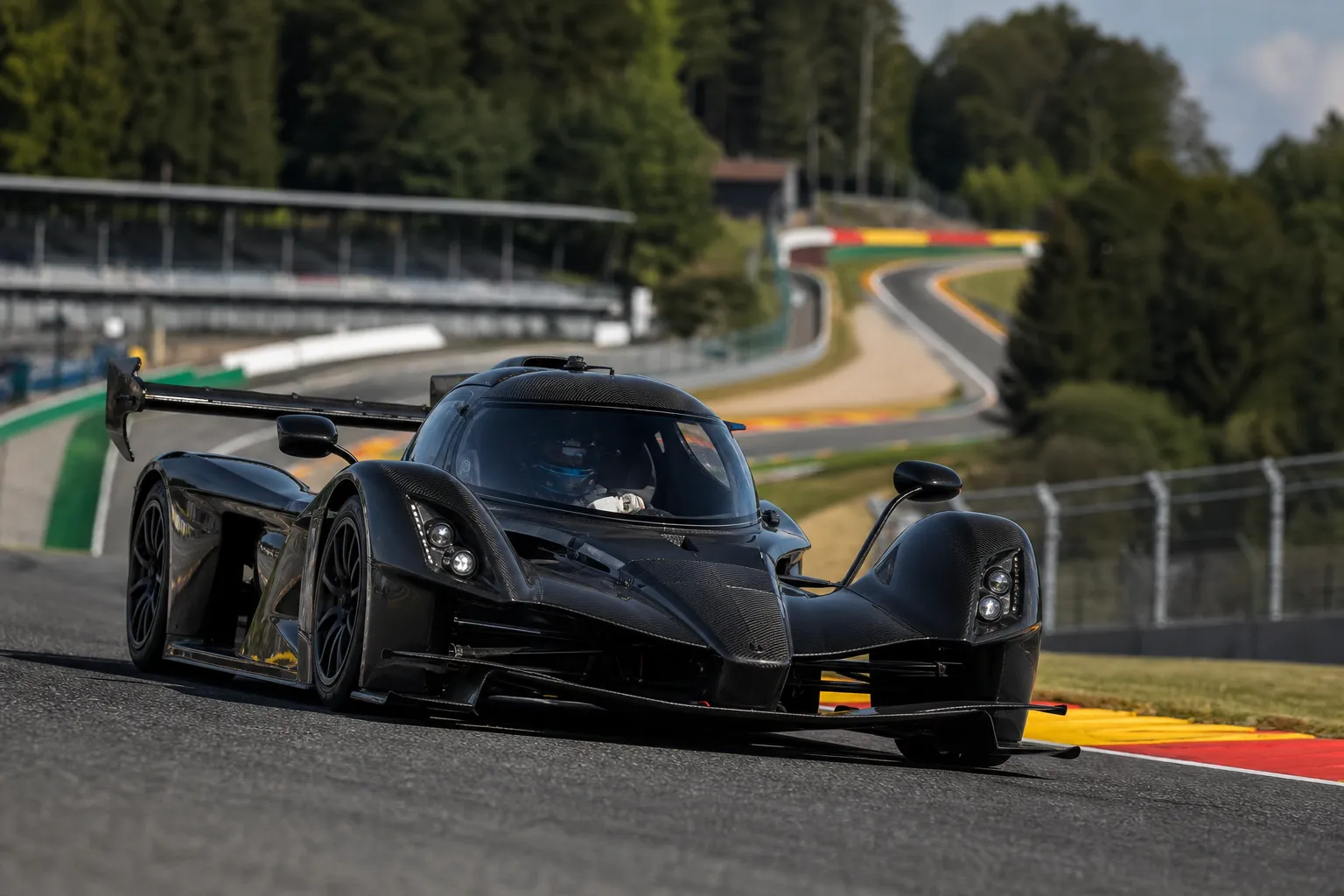 Praga заявила, что обогнала Pagani на круге в Спа-Франкоршам