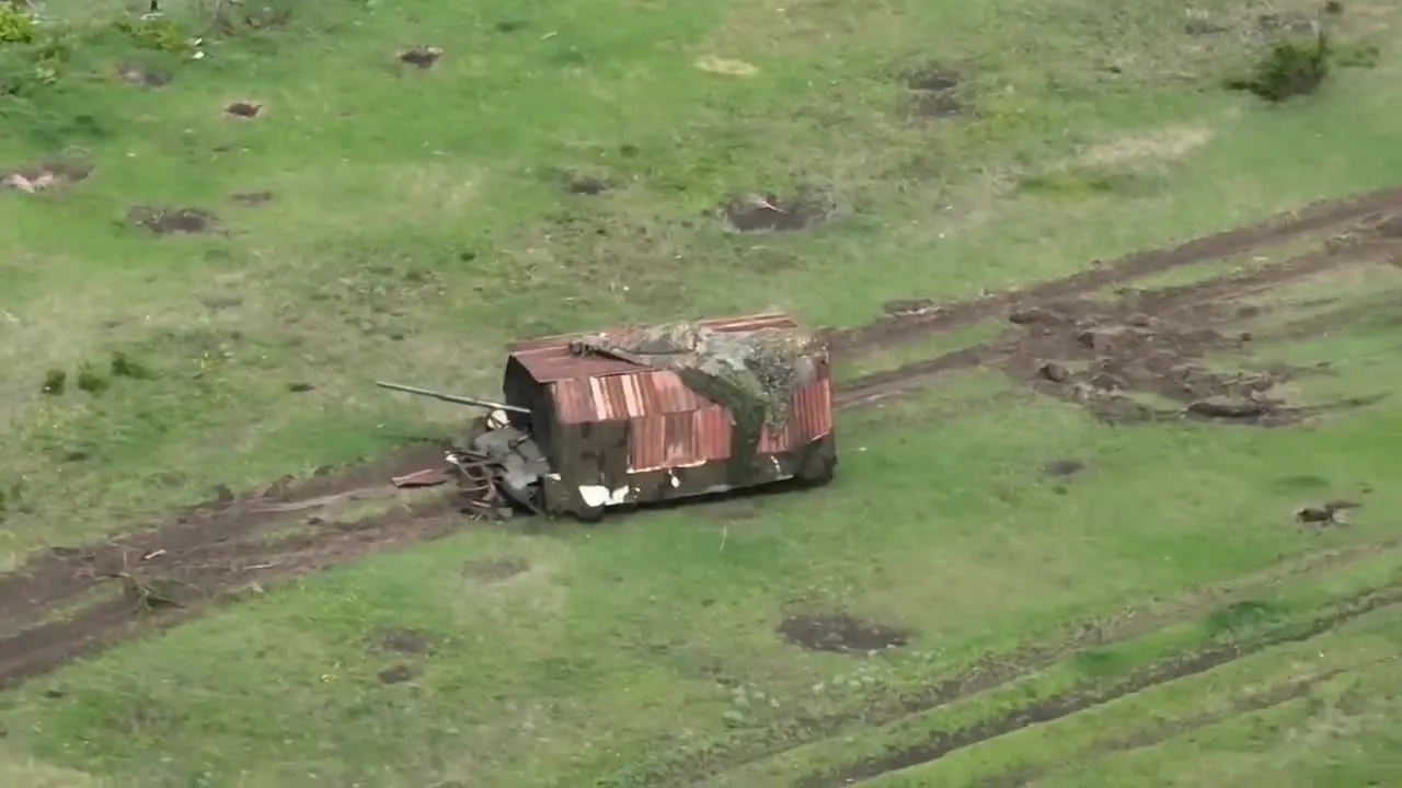 Українські безпілотники знищили «танк-черепаху» окупантів (Відео)