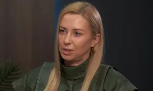 Відео: киянка прийшла на Ukrainian Fashion Week у сукні з деталей для дронів