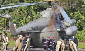 Helikopter z prezydentem Indii zapadł się w świeży beton – wideo