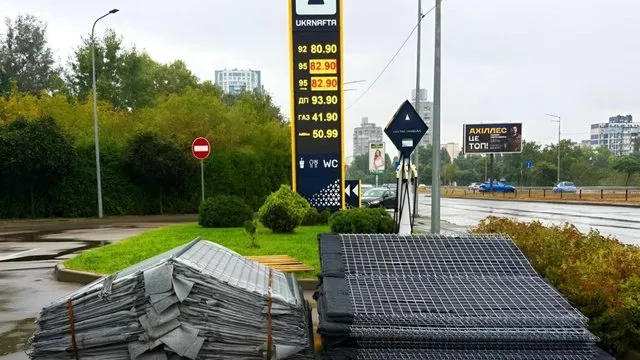 Ukrnafta is installing gabions near a gas station in Kyiv