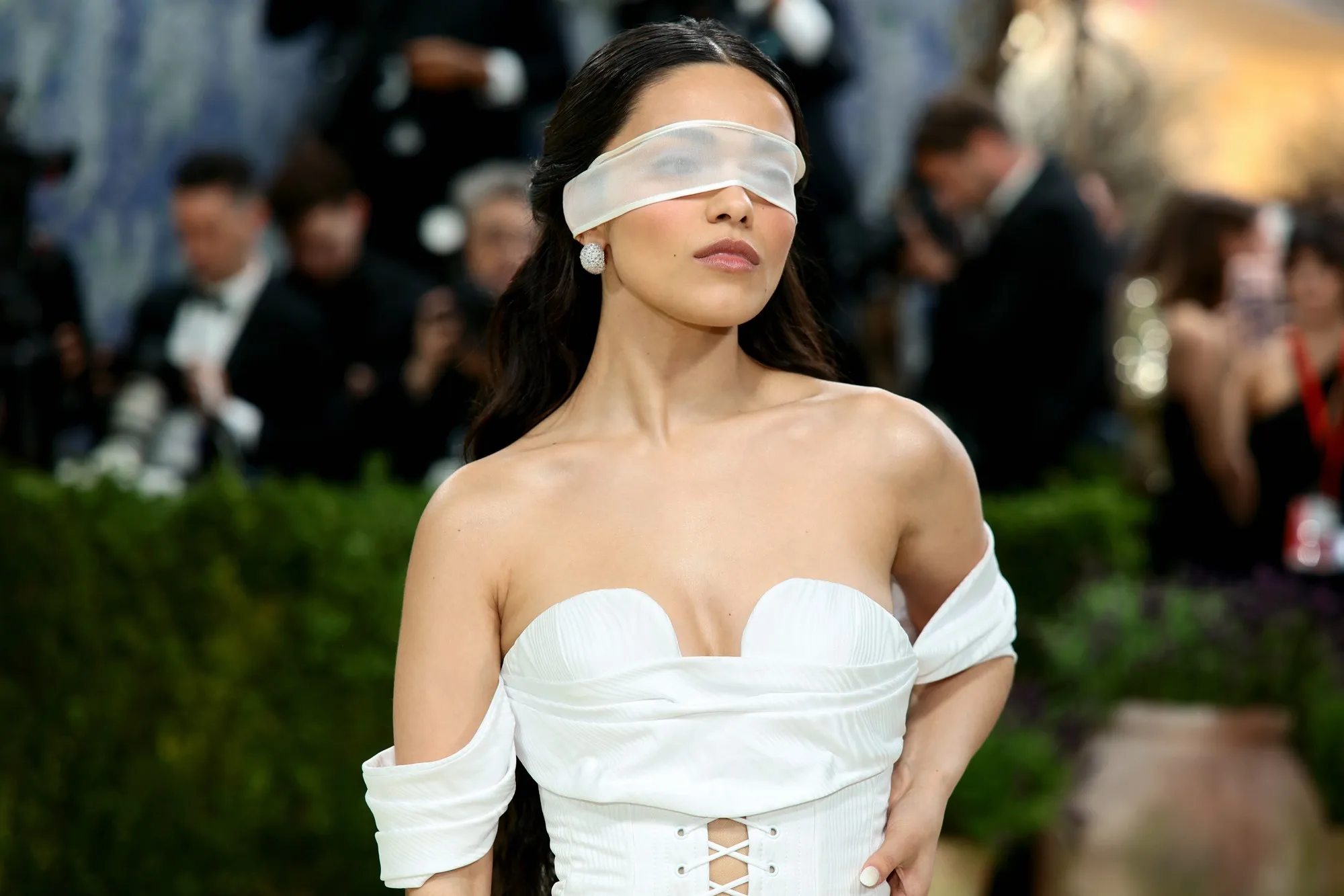 Met Gala 2026 і образ акторки Рейчел Зеглер із драматичним референсом