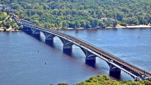 У Києві частково відновлюють рух Південним мостом