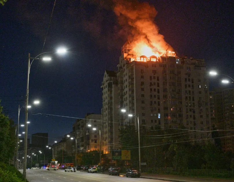 Відео: у центрі Києва понад шість годин гасять пожежу в готелі CityHotel Residence