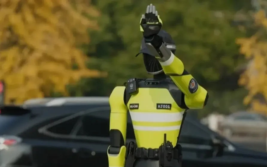 Відео: у Китаї заступив на службу робот зі штучним інтелектом для контролю дорожнього руху