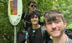 Nastolatkowie pieszo przeszli z Wielkiej Brytanii do Ukrainy, aby zebrać milion hrywien dla szpitali i domów dziecka