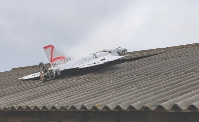 Фото: під час атаки рф до Молдови залетіли шість дронів, один впав на дах будинку