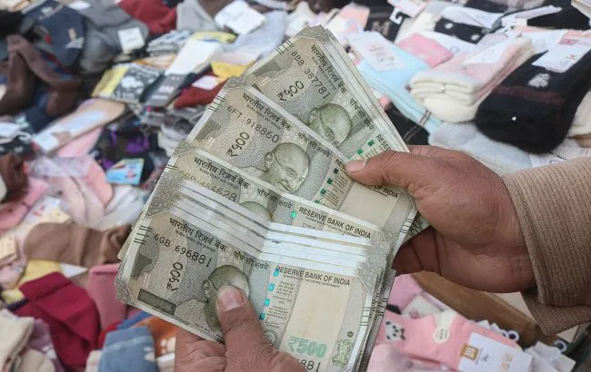В Індії рекордно впала нацвалюта через США та іноземних інвесторів
