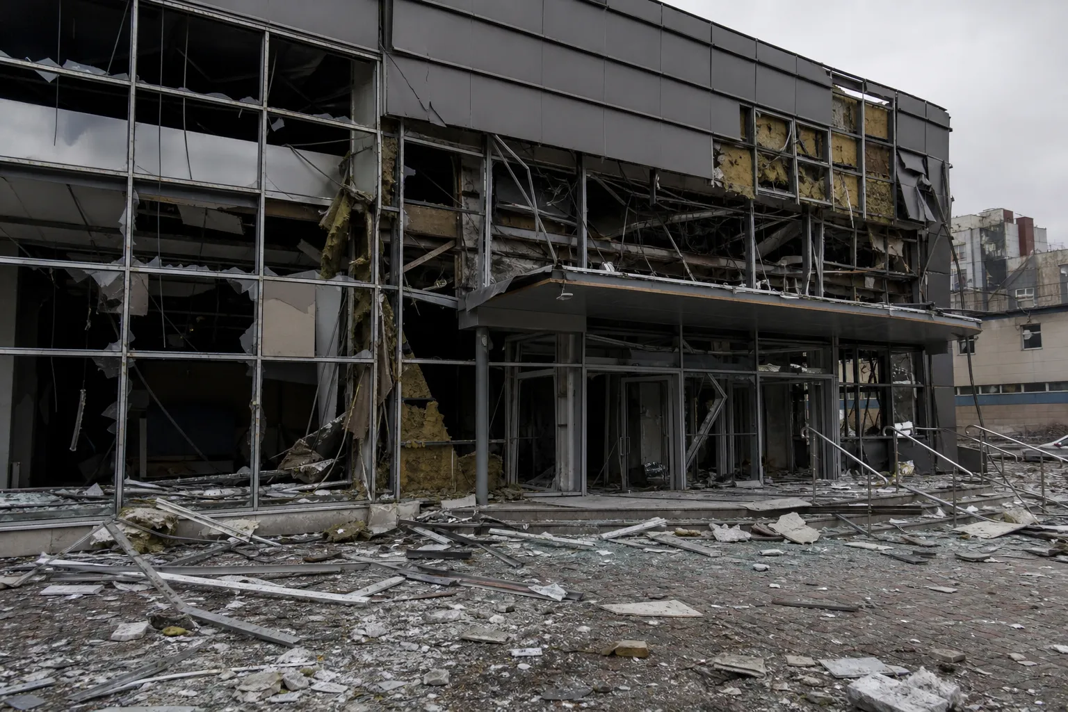 Российский удар практически разрушил ТРЦ City Mall в Запорожье