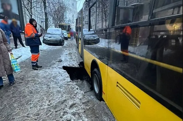 У центрі Києва під тролейбусом провалився асфальт: рух транспорту перекрили