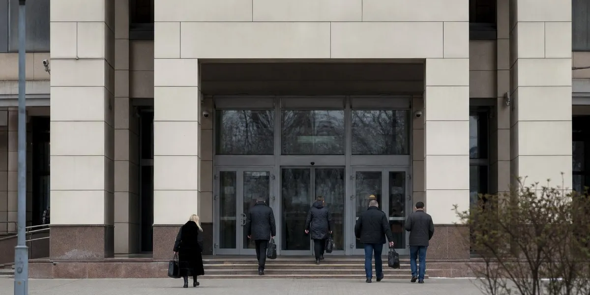W Petersburgu ukarano grzywną lidera partii Jabłoko Mikołaja Rybakowa za hasła — The Moscow Times
