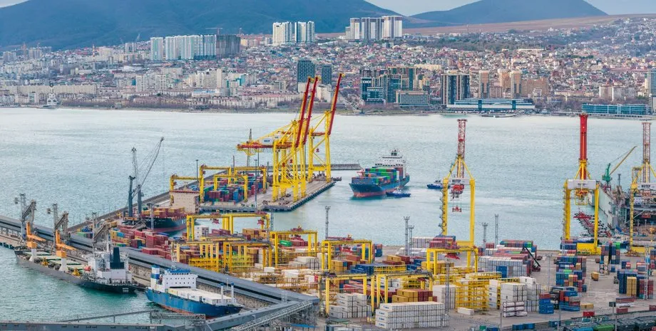 В рф морські дрони атакували порт в Новоросійську, відвантаження нафти зупинено