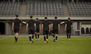 伦斯特从0比13落后逆转，以24比18击败明斯特赢得URC德比 — BBC Sport