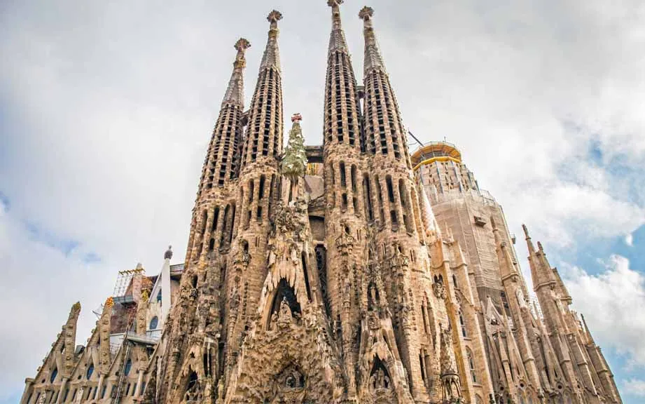 Саграда Фамілія у Барселоні стала найвищою церквою у світі Саграда Фамілія у Барселоні стала найвищою церквою у світі