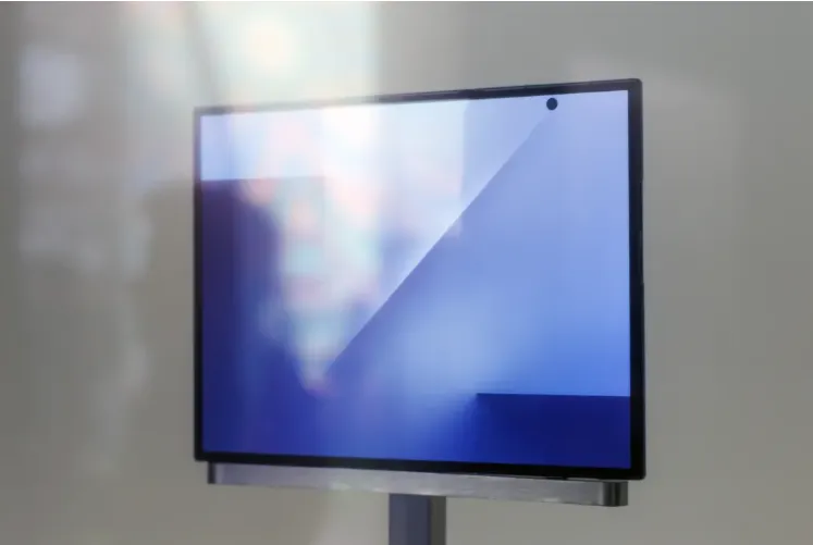 Samsung показав телефон, що розкладається на три частини Samsung показав телефон, що розкладається на три частини