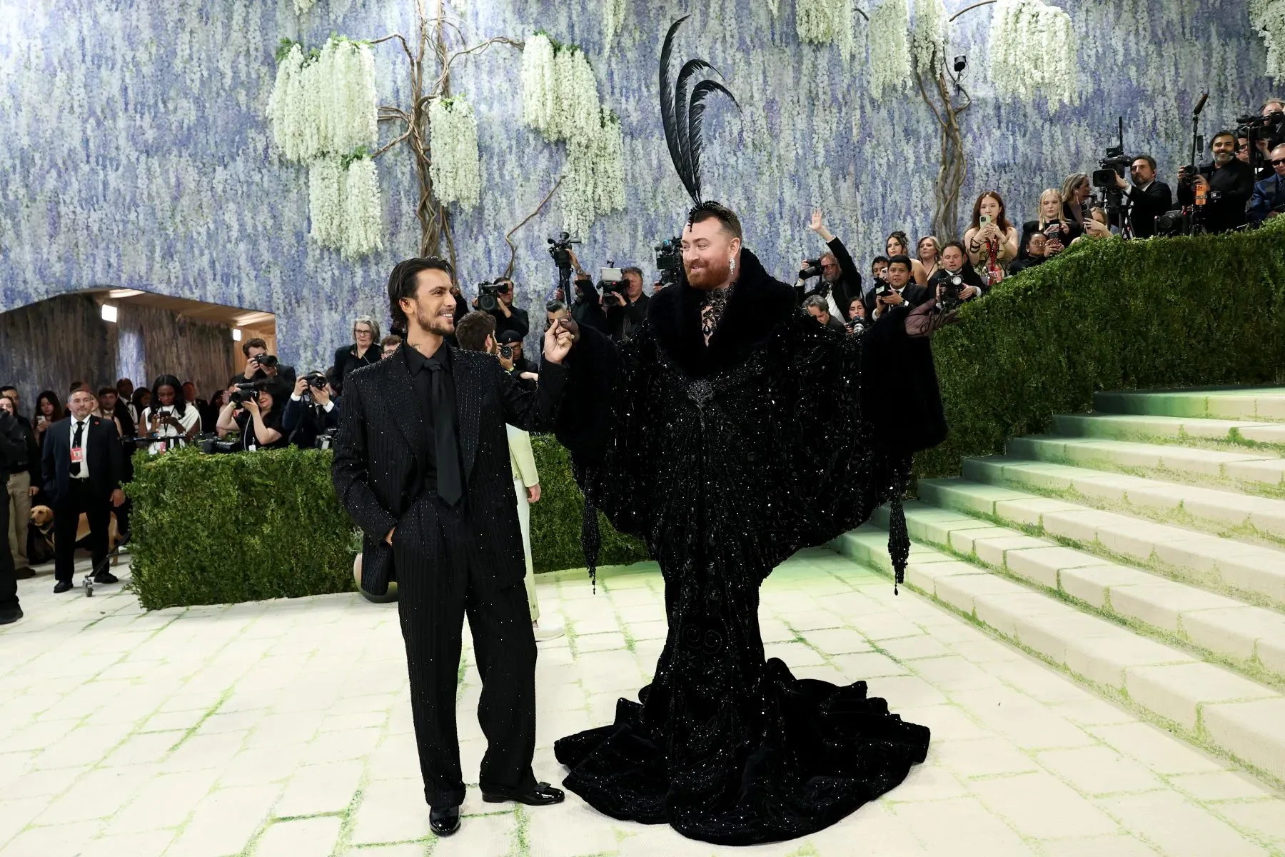 На Met Gala 2026 Сем Сміт зробив ставку на драму і пір’я
