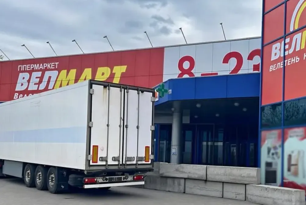 У Білій Церкві через скандал супермаркет Велмарт заблокували бетонними блоками