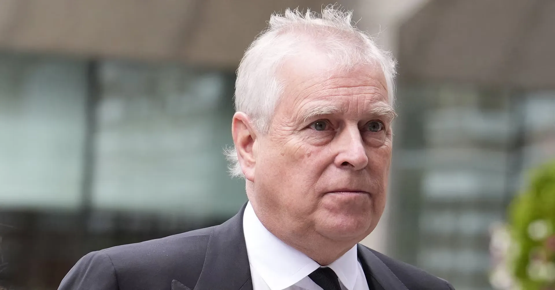 Король Чарльз не перервав візит на Лондонський тиждень моди після арешту брата Ендрю