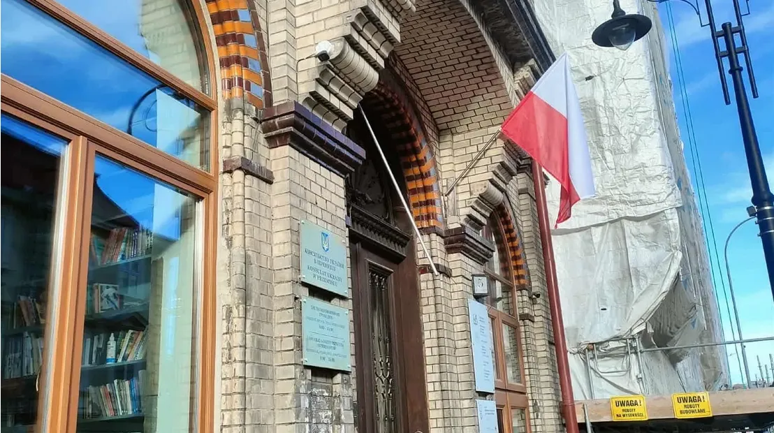 У Перемишлі затримали тих, хто зірвав прапор з українського консульства У Перемишлі затримали тих, хто зірвав прапор з українського консульства