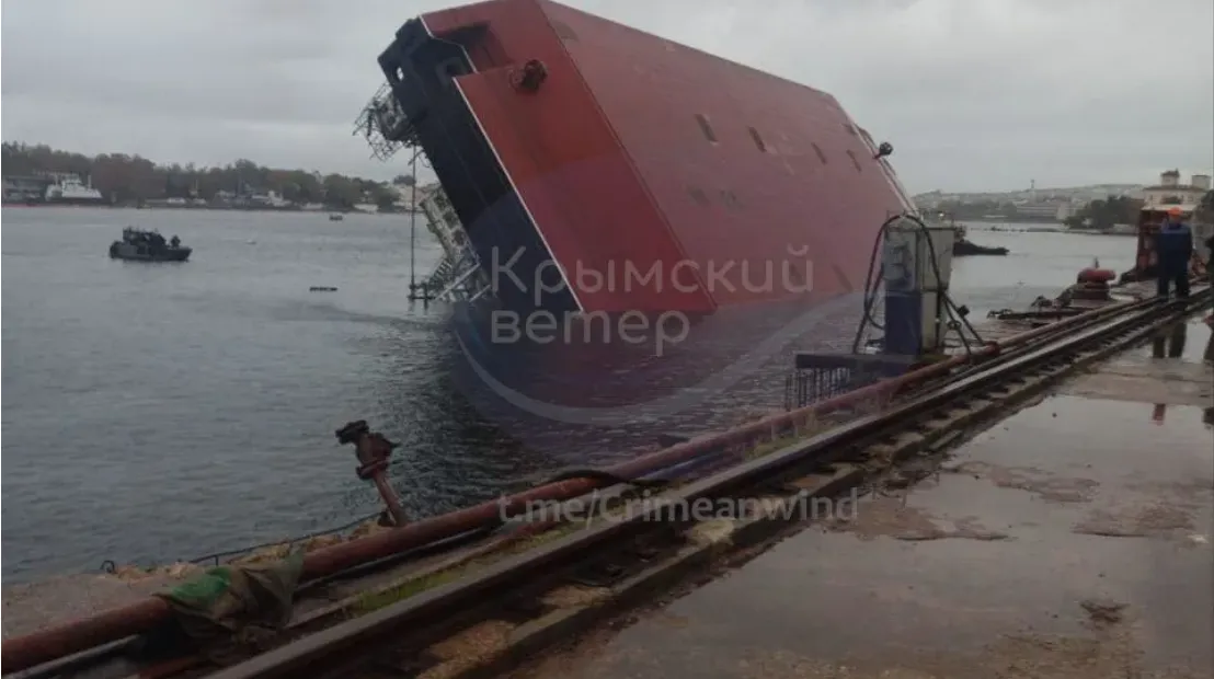 Момент затоплення російського плавучого крана у Севастополі потрапив на відео
