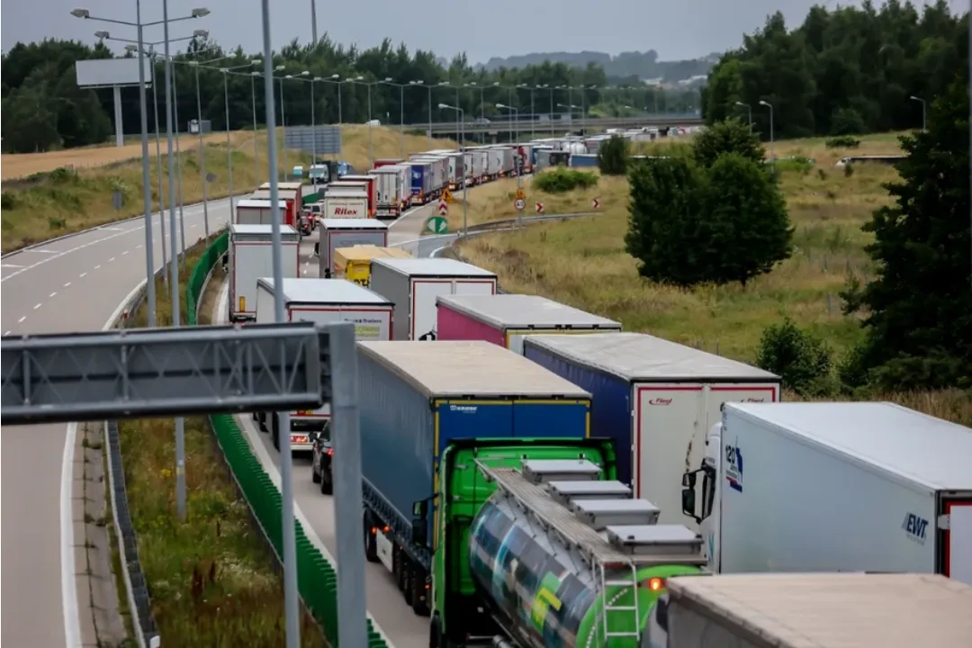 На білорусько-польському кордоні утворилася черга з 3 000 фур, час очікування сягає чотирьох днів