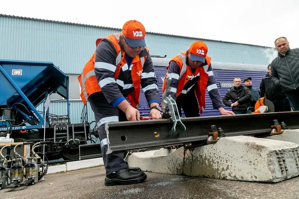 Укрзалізниця отримала спецтехніку для відновлення після російських атак